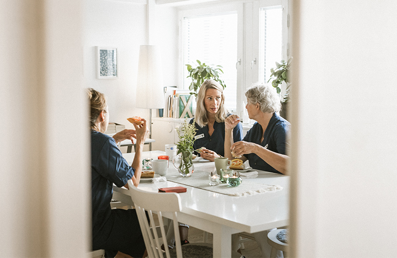 Barnmorskor vid fikabordet Barnmorskor vid fikabordet