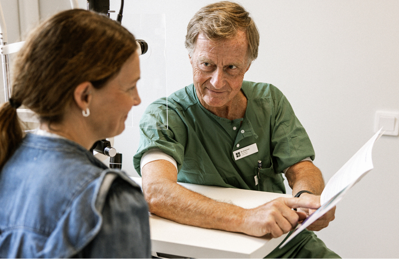 Ögonläkare i patientmöte