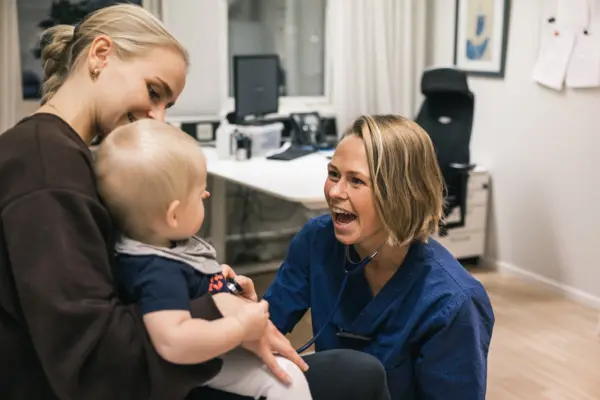 Barnläkare undersöker barn Barnläkare undersöker barn
