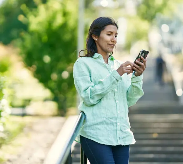 Kvinna håller i mobiltelefon