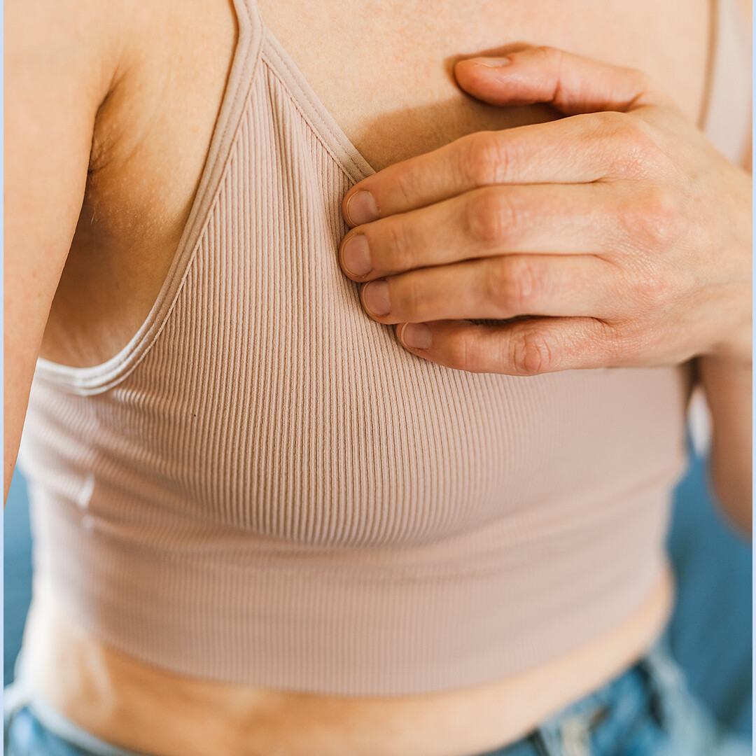 hand på bröstet hand på bröstet