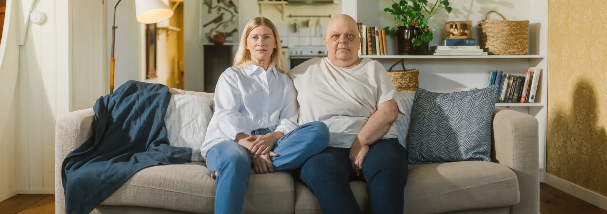 Cecilia och Margareta sitter i en soffa