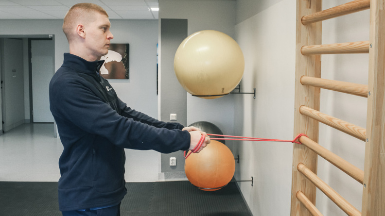 St&aring;ende rodd med gummiband
