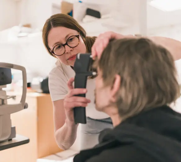 ögonläkare med patient ögonläkare med patient