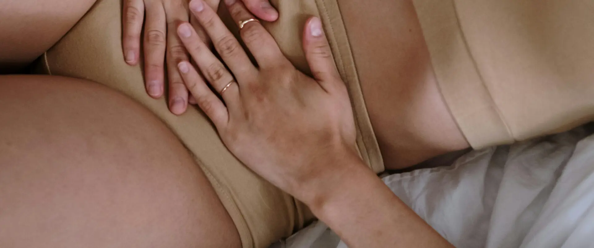 Kvinna håller sig för magen Kvinna håller sig för magen