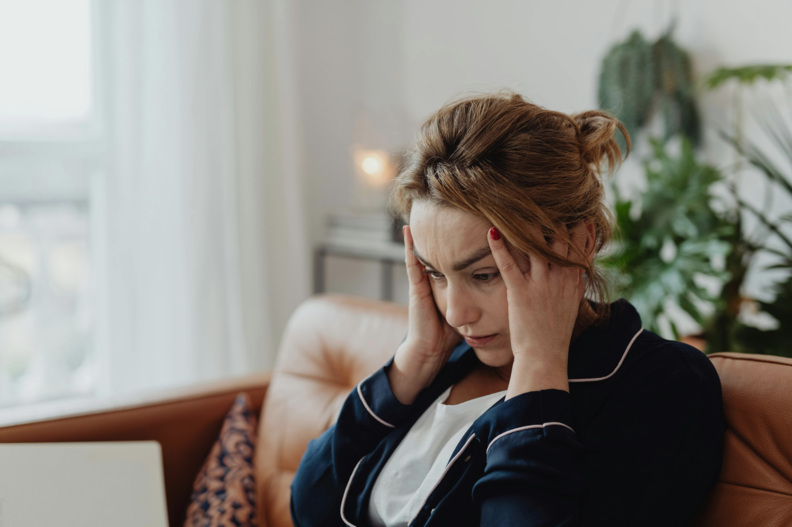 Pexels karolina grabowska 6029189 edit en tjej som håller sig i huvudet