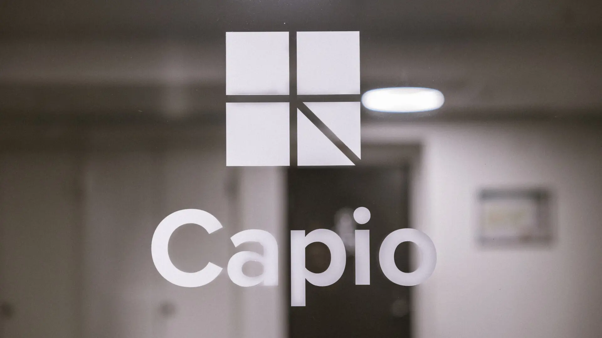 Glasvägg med Capio logga på
