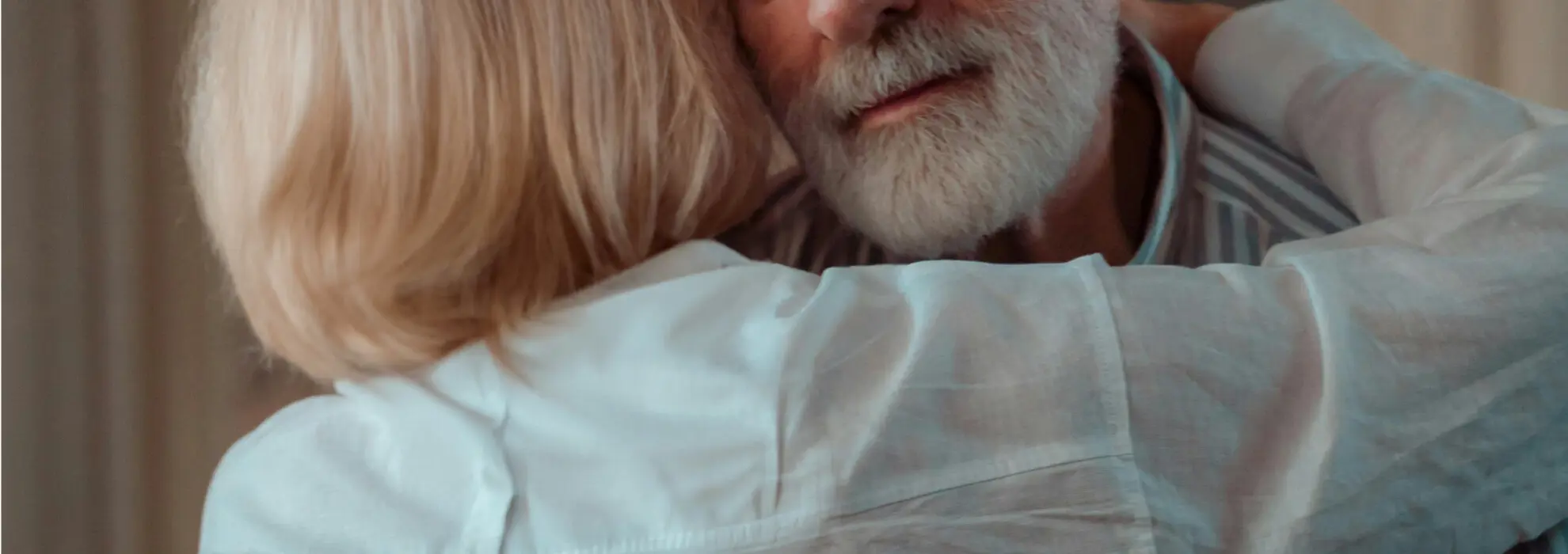 Kvinna och man som kramas