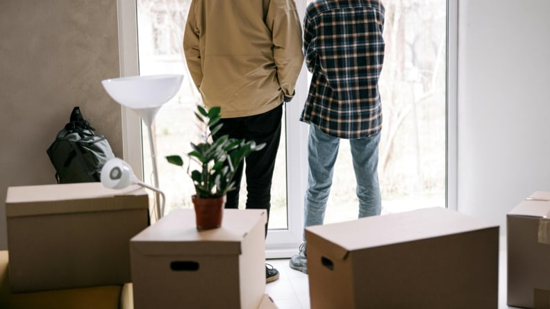 Pexels ivan samkov 8962873 edit två peroner tittar ut