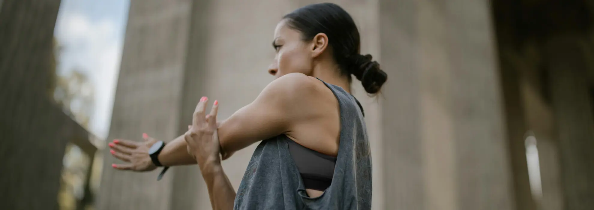 kvinna som stretchar kvinna som stretchar