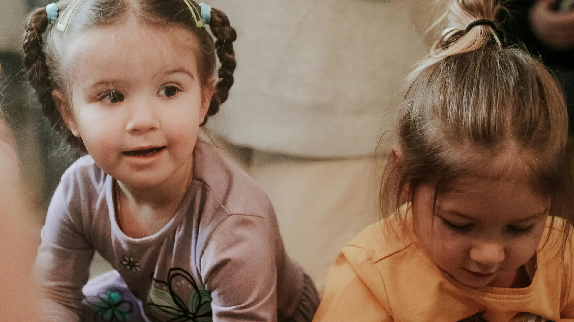 Två barn i förskoleålder