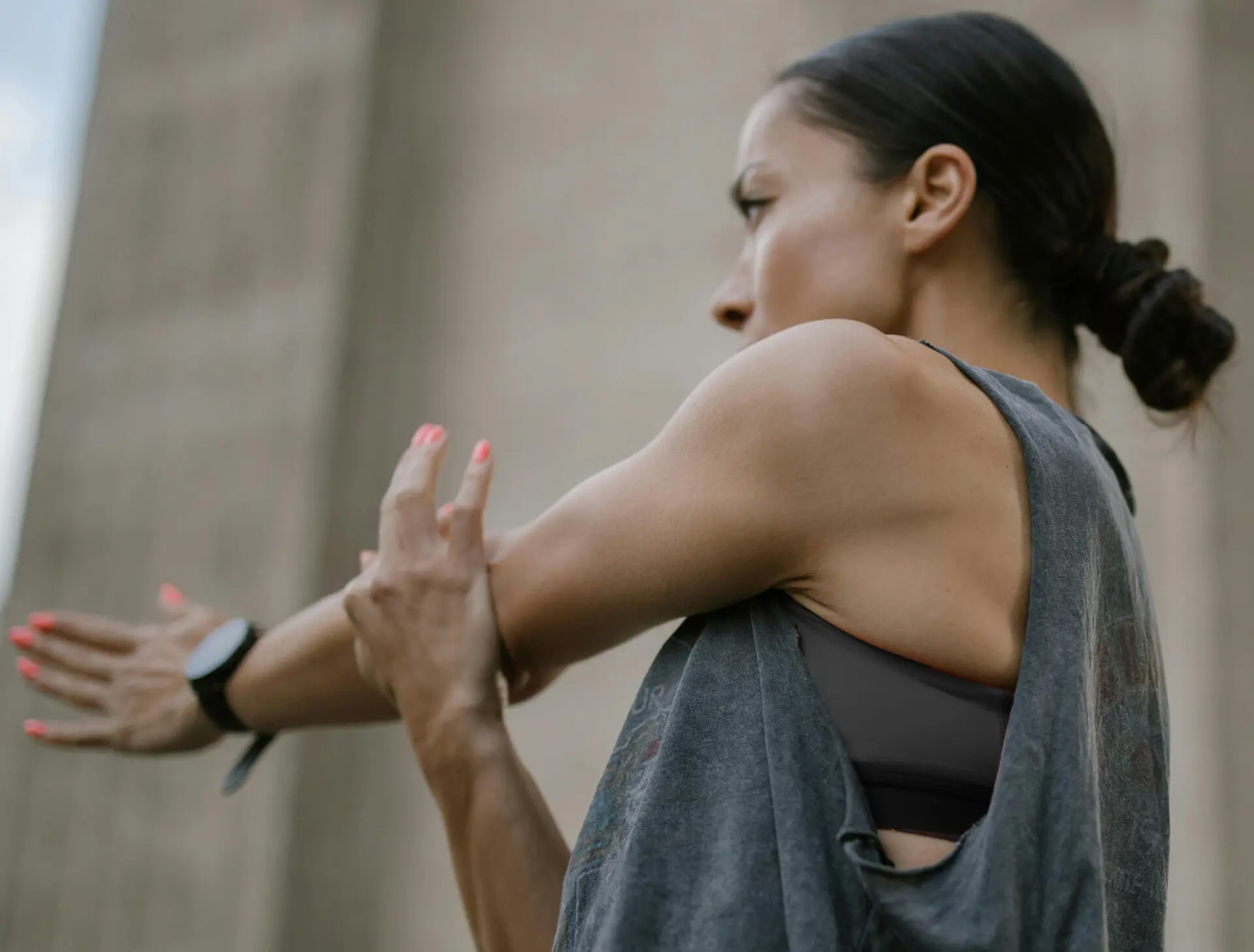 Kvinna som stretchar