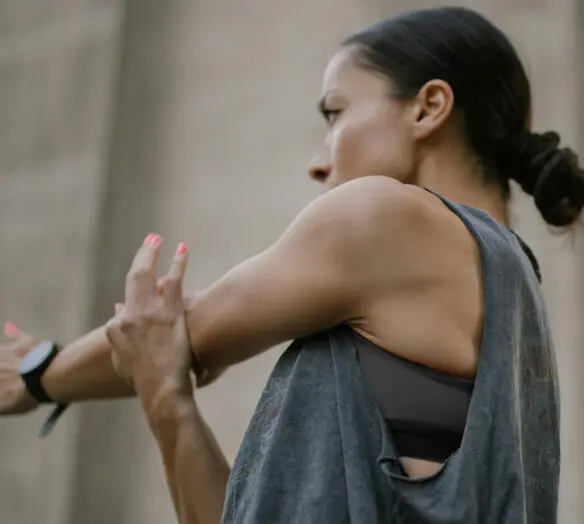 kvinna som stretchar