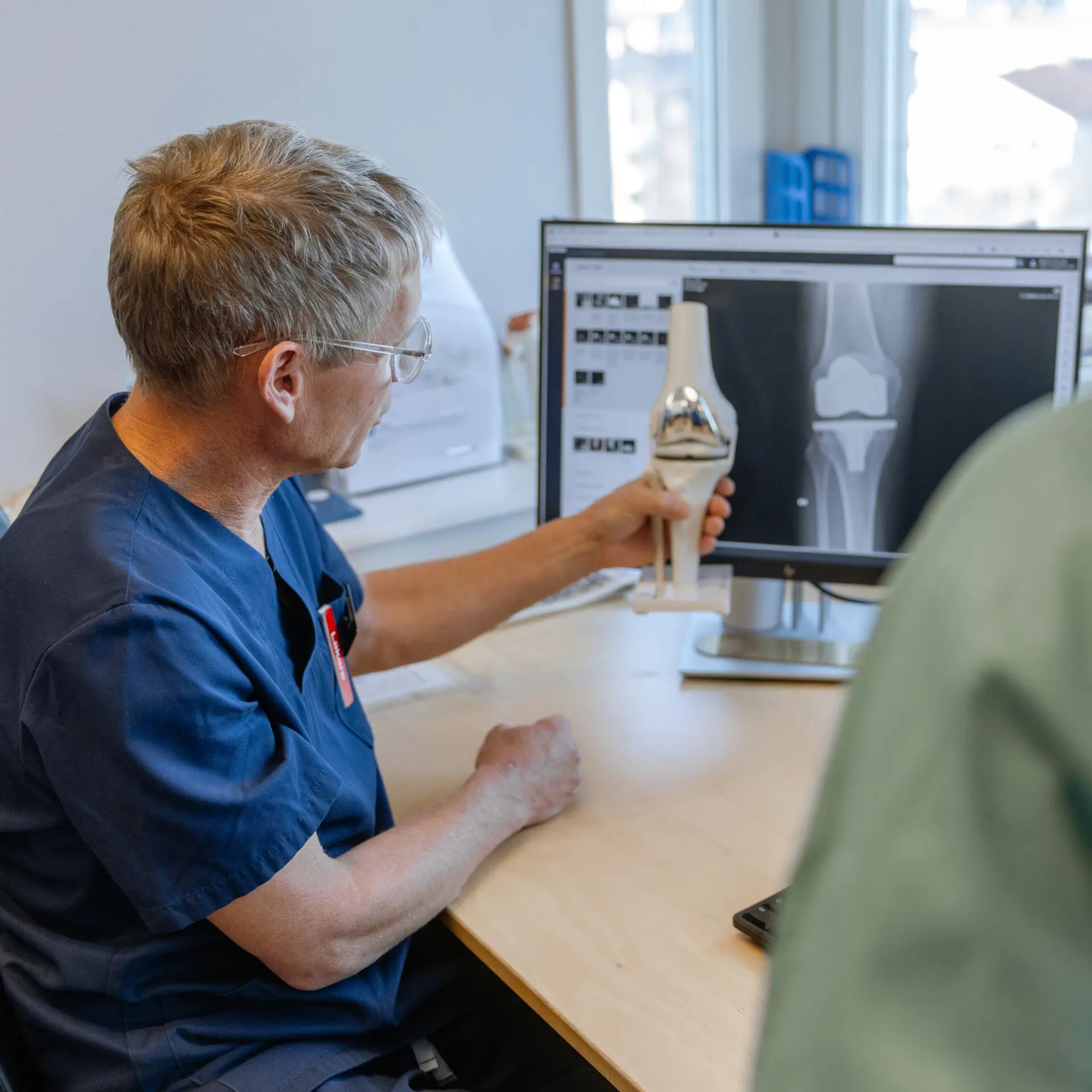 ortoped visar röntgenbild