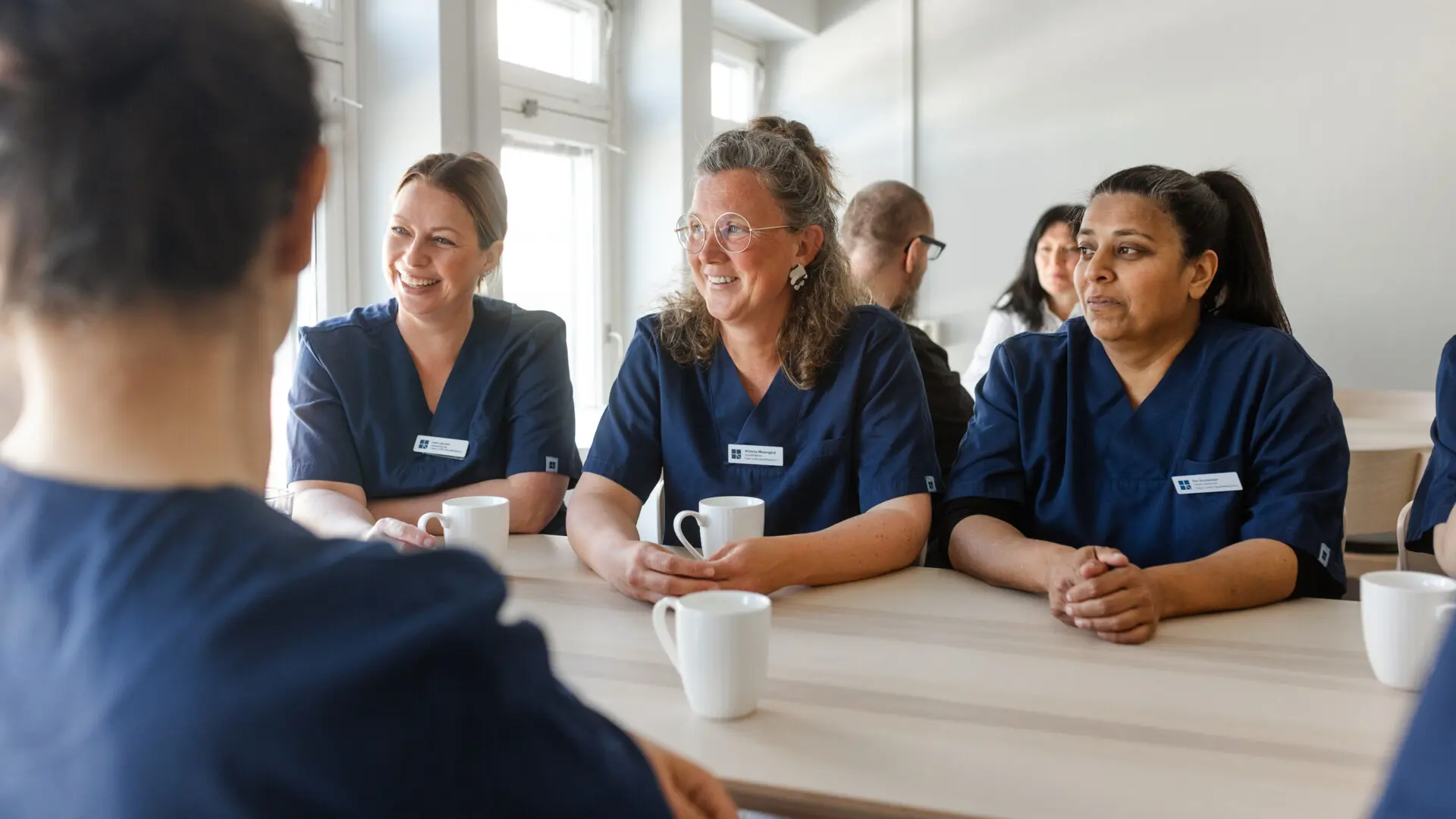 kollegor vid fikabord