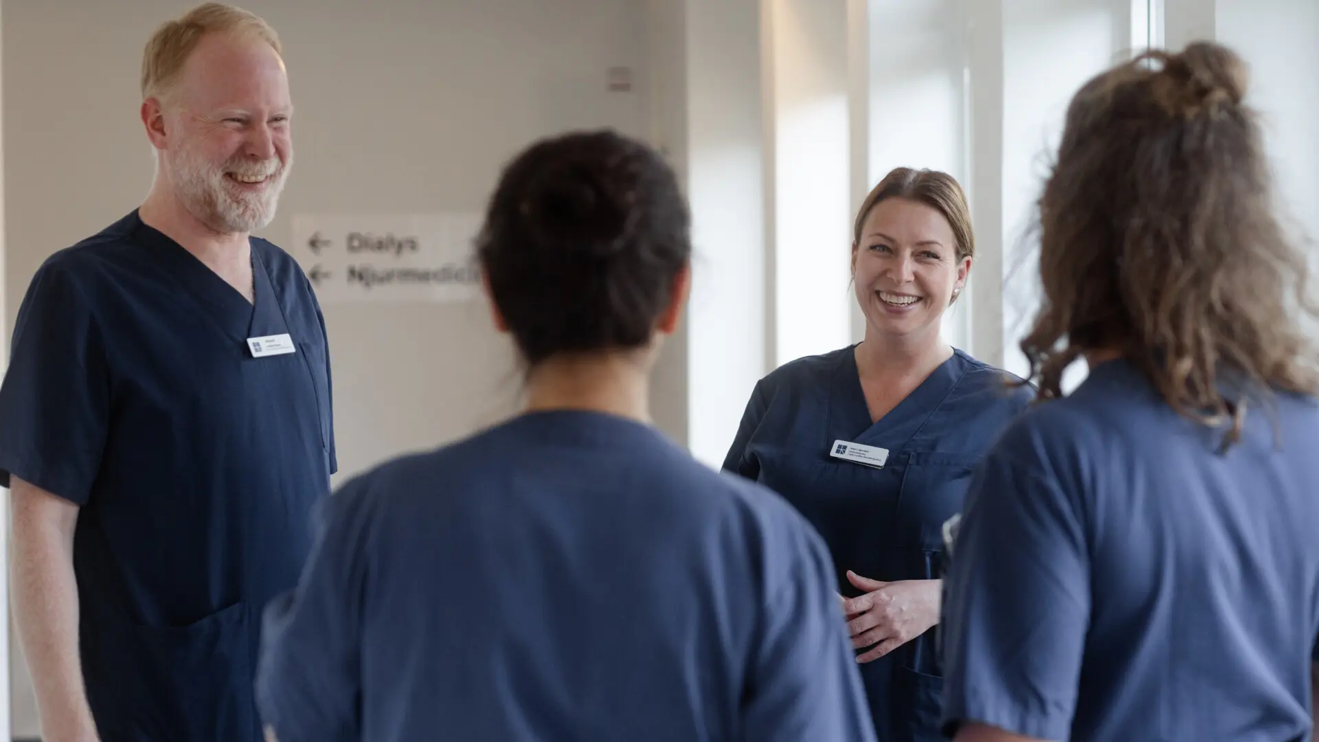 Capioanställda som pratar och skrattar tillsammans