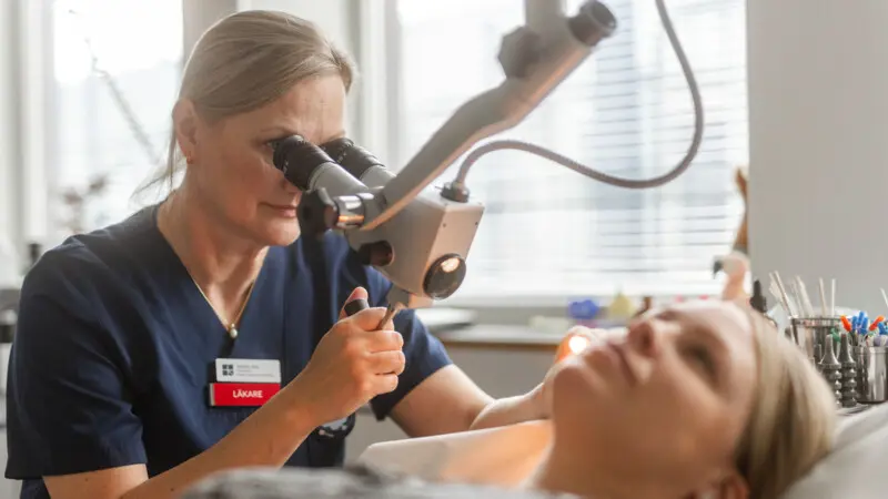 läkare undersöker patient