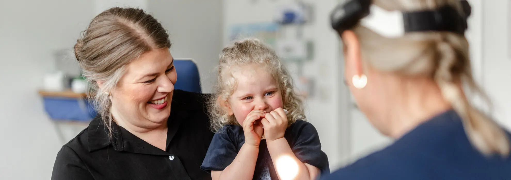 Läkare på Capio undersöker ett barn. 