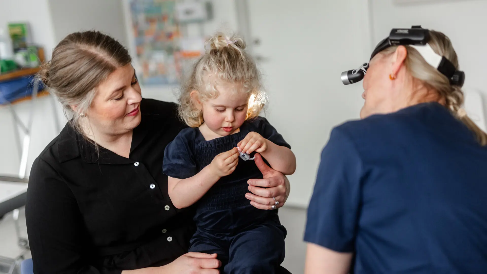 mamma och barn hos läkaren