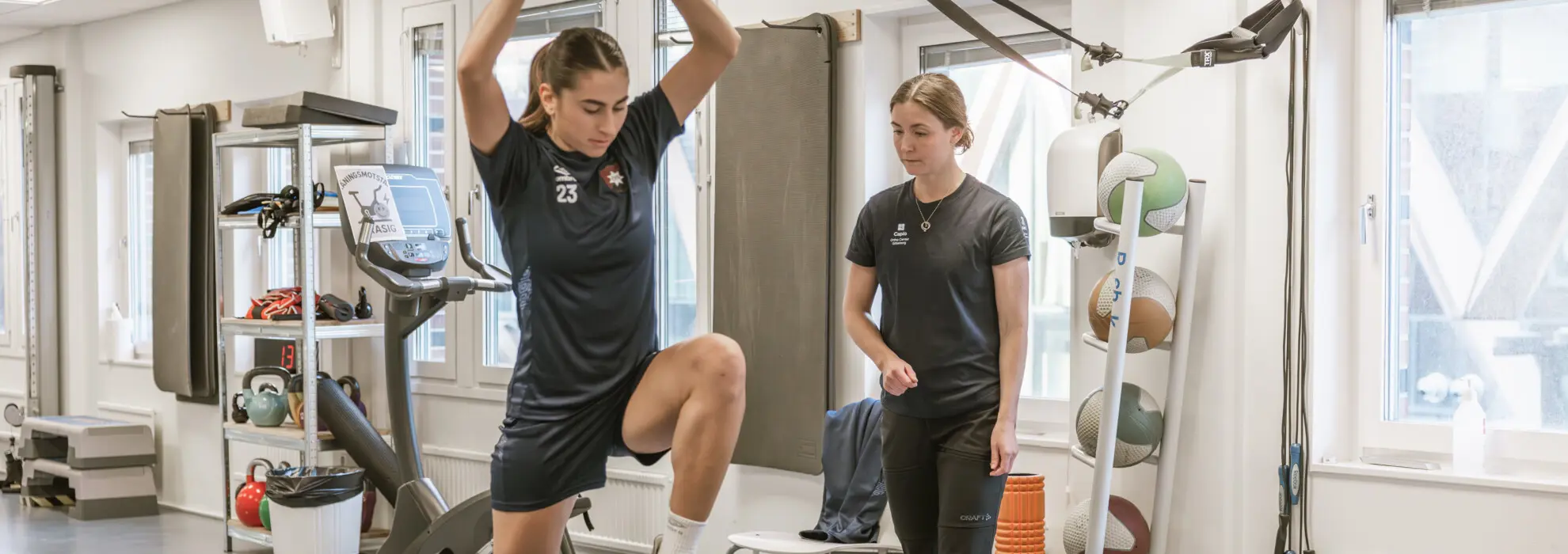 kvinna och medarbetare som gör rehabövningar