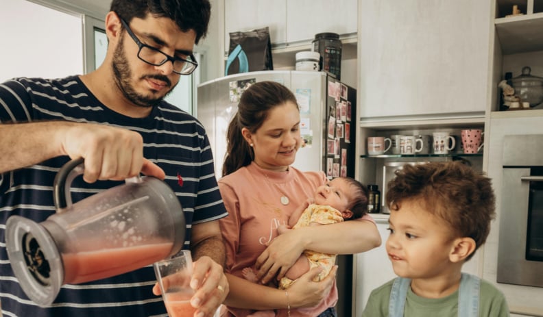 F&ouml;r&auml;ldrar och barn dricker smoothie