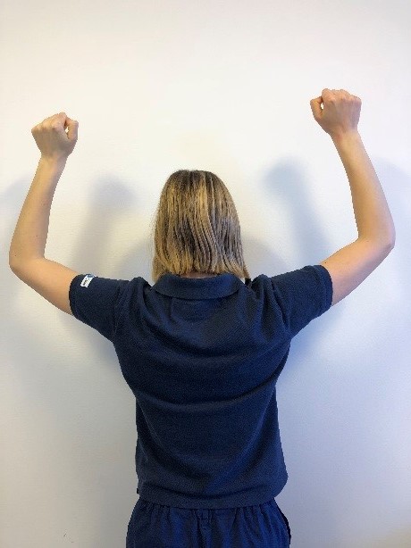 Armar utanf&ouml;r kroppen, armb&aring;garna i axelh&ouml;jd, armar upp&aring;t och h&auml;nderna knutna. 