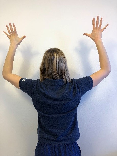 Armar utanf&ouml;r kroppen, armb&aring;garna i axelh&ouml;jd, armar upp&aring;t och fingrarna spretande. 