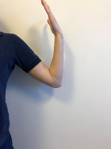 Armen i 45 grader vinkel fr&aring;n kroppen, handen vinklad n&aring;got in&aring;t