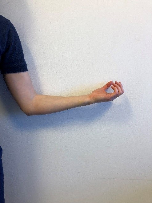 B&ouml;jd armb&aring;ge, hand roterad upp&aring;t.