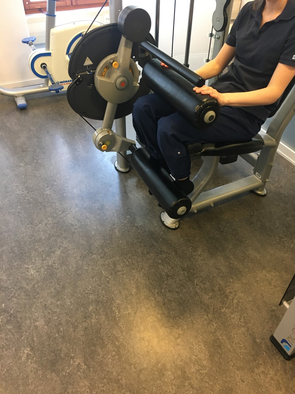 Benstr&auml;ck i maskin, utg&aring;ngsl&auml;ge, f&ouml;tterna under fotrullen.