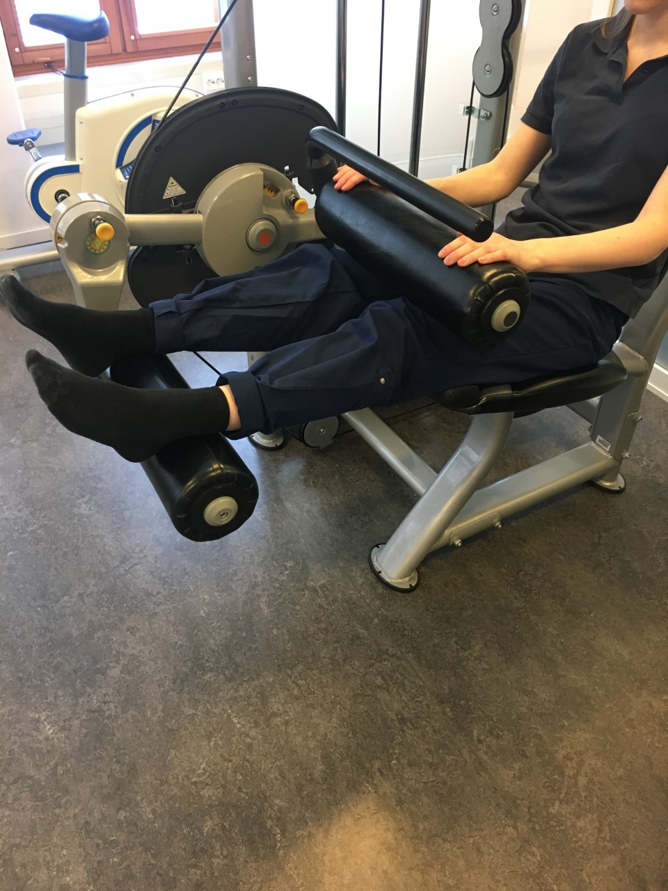 Benstr&auml;ck i maskin, utg&aring;ngsl&auml;ge med f&ouml;tterna under fotrullen.