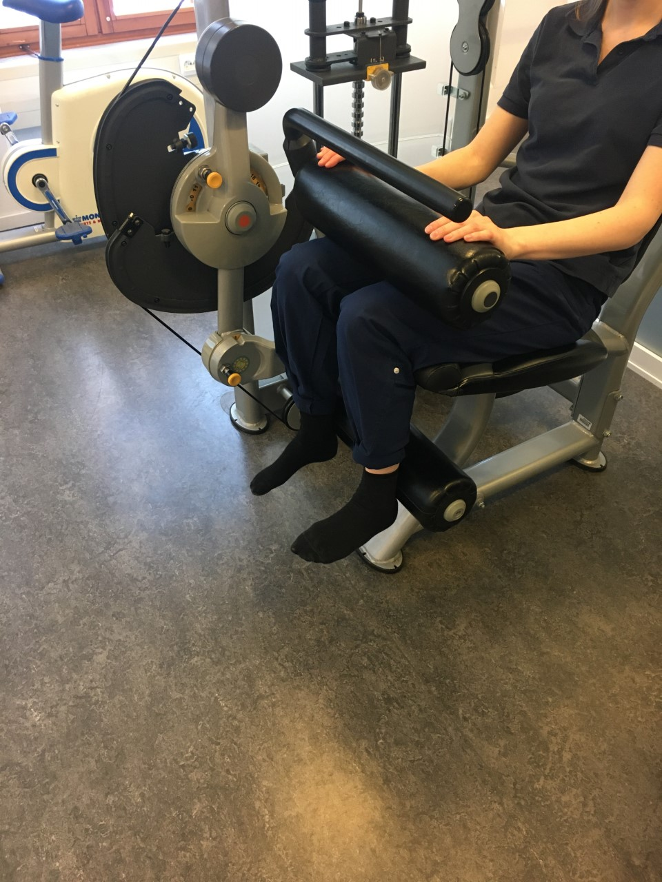 Benstr&auml;ck i maskin, b&ouml;jt l&auml;ge. F&ouml;tterna under fotrullen.