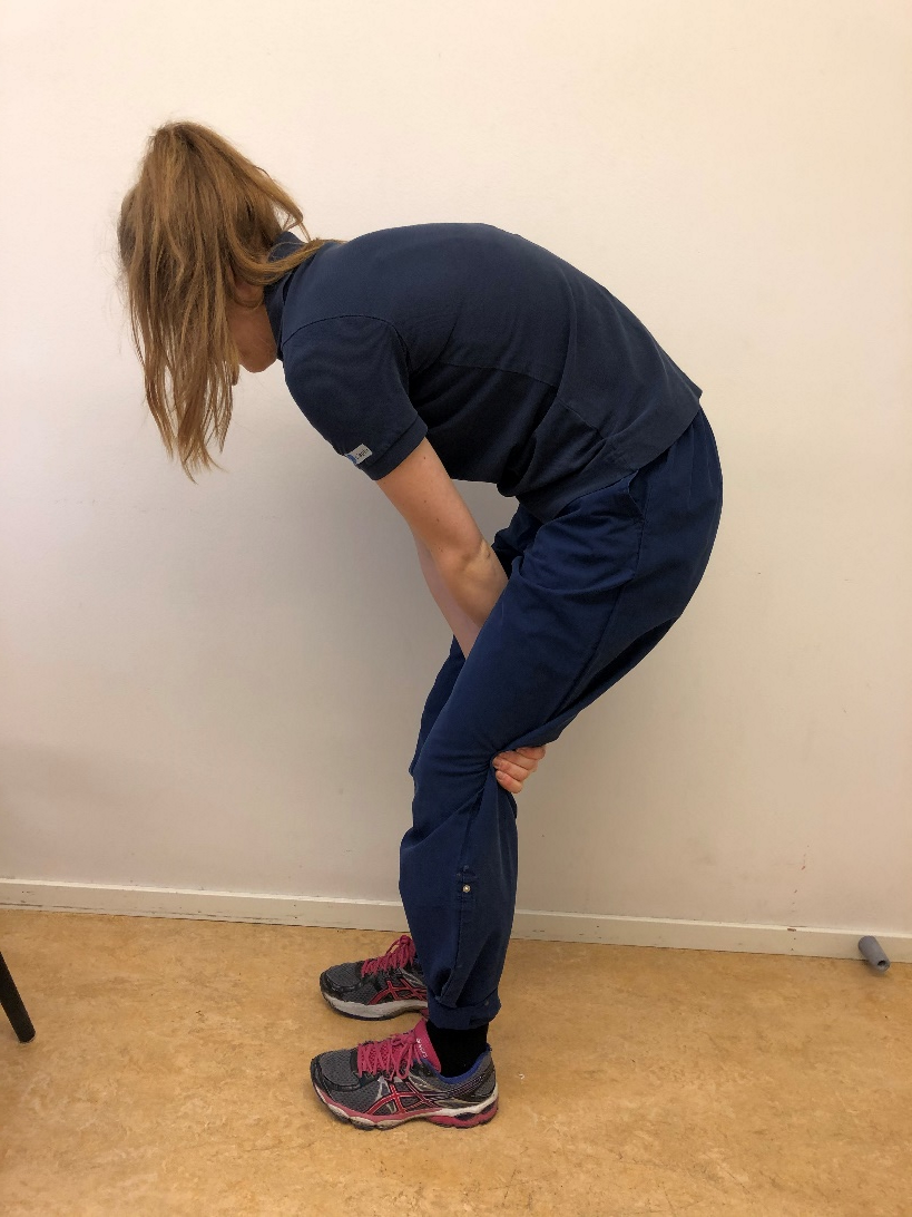 Tjej tar via insidan av benen tag i baksidorna av l&aring;ren.  