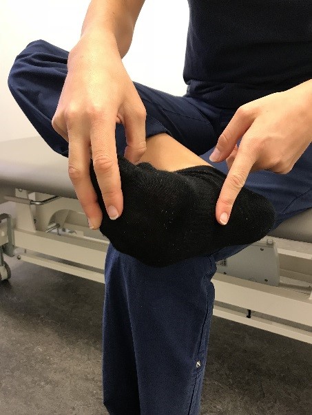 Bild av pekfinger mot hålfot.