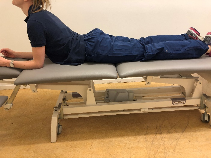 Person liggandes p&aring; mage p&aring; brits men har lyft huvud och &ouml;verkropp upp&aring;t med hj&auml;lp av armb&aring;garna.