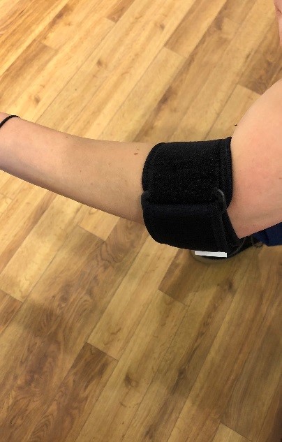 Epikondylitbandage, strax nedanf&ouml;r armb&aring;gen.